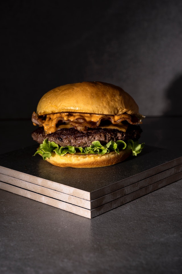 Burger with chili béarnaise